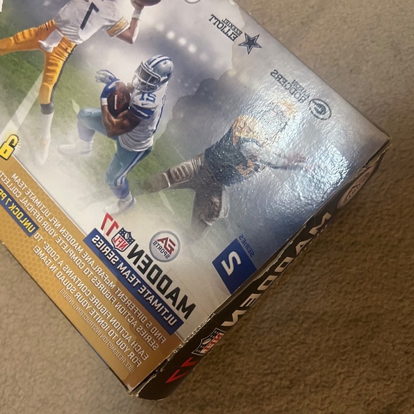 NFL Julio Jones McFarlane Madden 17 Ultimate Team Series 2 - Picture 4 of 4